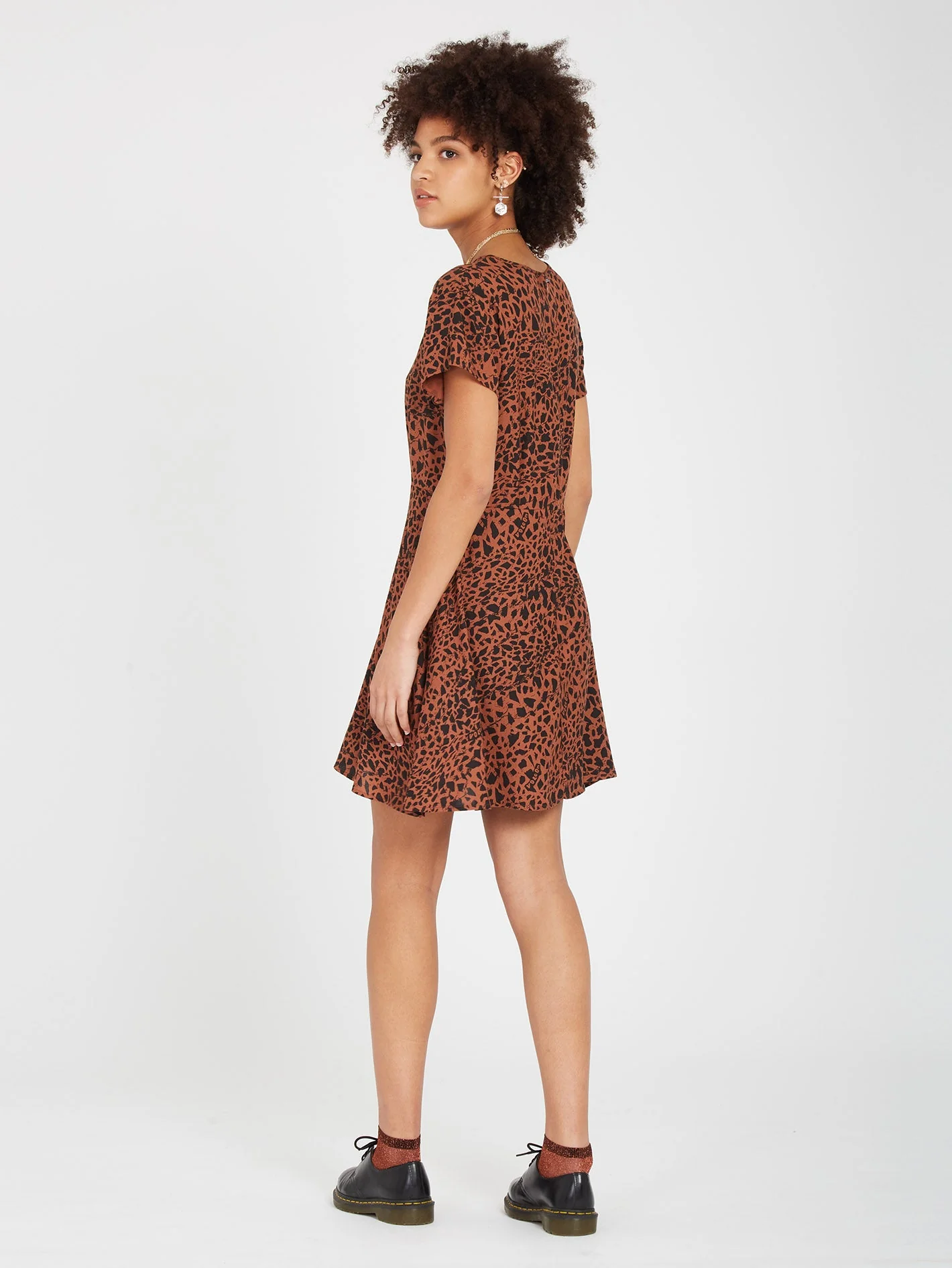 Dino Tea Kleid - DARK CLAY - Image 4